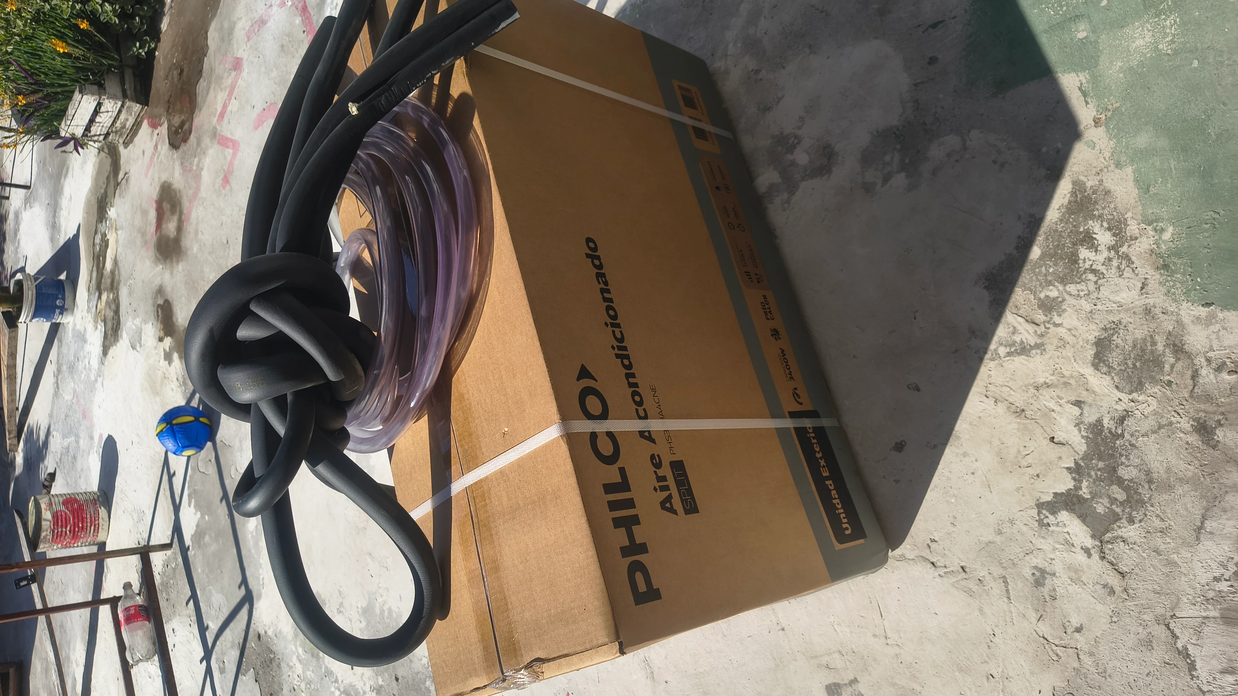 Aislación individual de caños de cobre con Armaflex y encintado en instalación de aire acondicionado