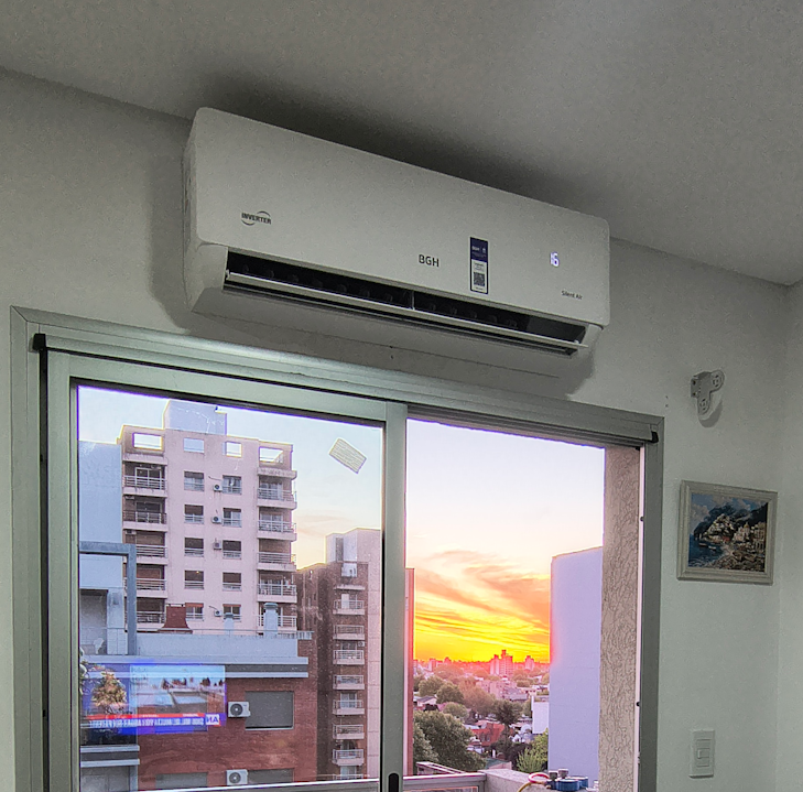 Técnico matriculado Confort Térmico instalando aire acondicionado en Buenos Aires