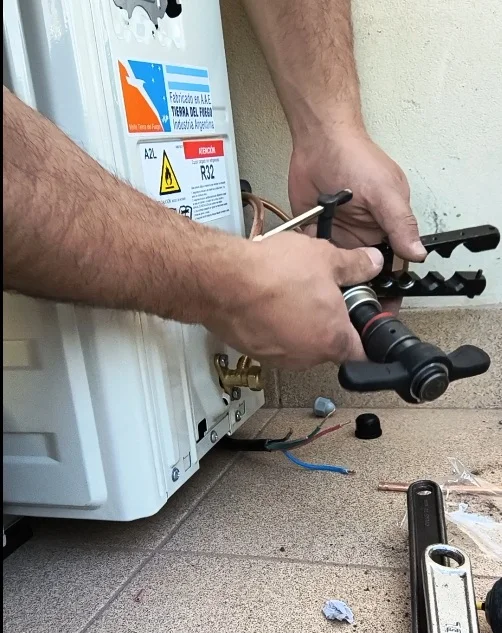 Pestañado o flaring de un caño de cobre para instalación de aire acondicionado