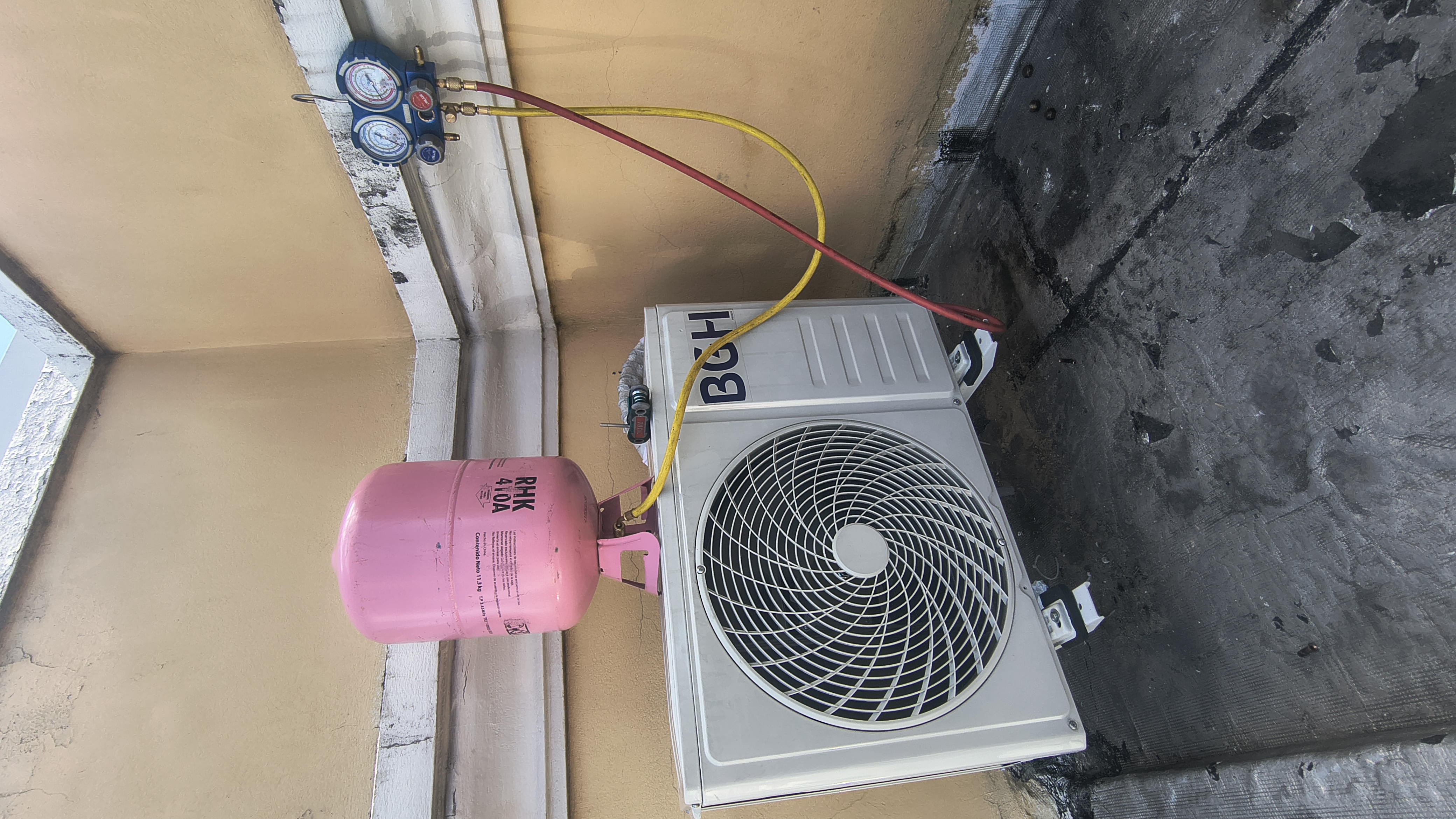 Técnico matriculado CACAAV de Confort Térmico realizando carga de gas refrigerante en Buenos Aires